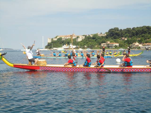 Envie d'une touche d'adrénaline dans votre programme de team building ? Pensez au dragon boat ! - Yes We raft