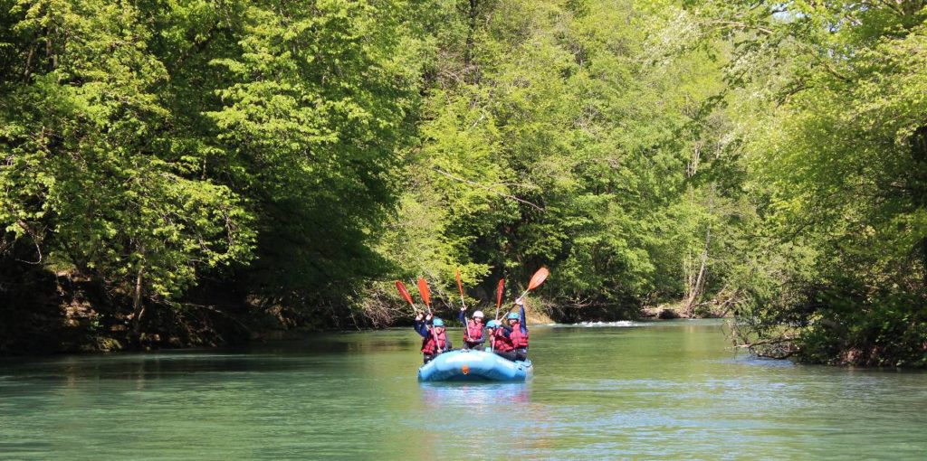 Rafting, dragon boat (bateau-dragon), construction de radeaux en équipe, opération de sauvetage basée sur l’entraide, sensibilisation au développement durable : notre offre de team building s'adapte à vos besoins ! - Yes We Raft