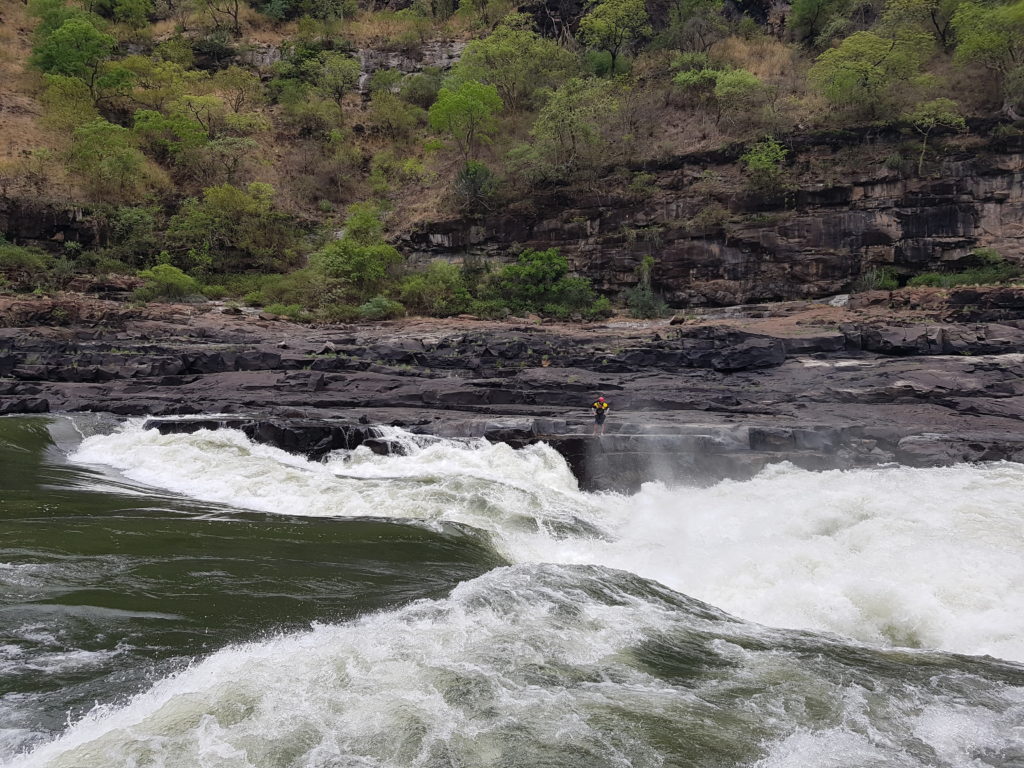 Vincent repère le rapide n°9. Non pratiqué en rafting. Possible en kayak. 