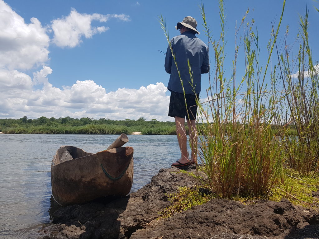 Le pêcheur et la pirogue . Origine du kayak.