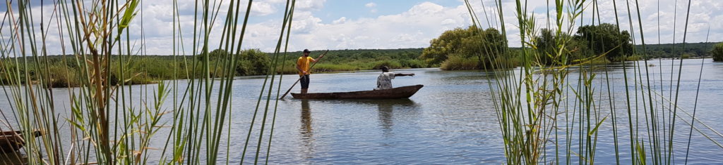 Le rafting et kayak sont mis de côté. Un kayakiste découvre le maniement de la pirogue. 