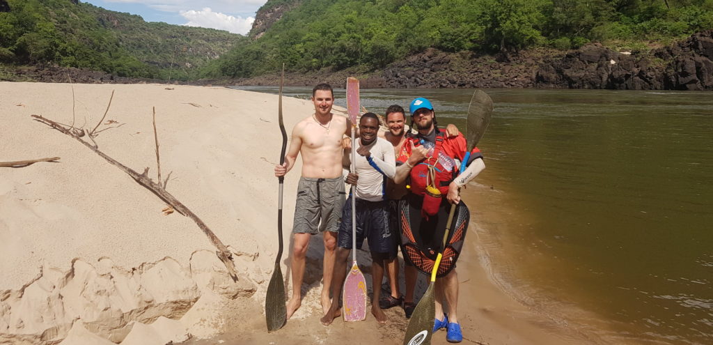 Des kayakistes sur une plage du Zambèze. En rafting ou en kayak la descente est mythique.