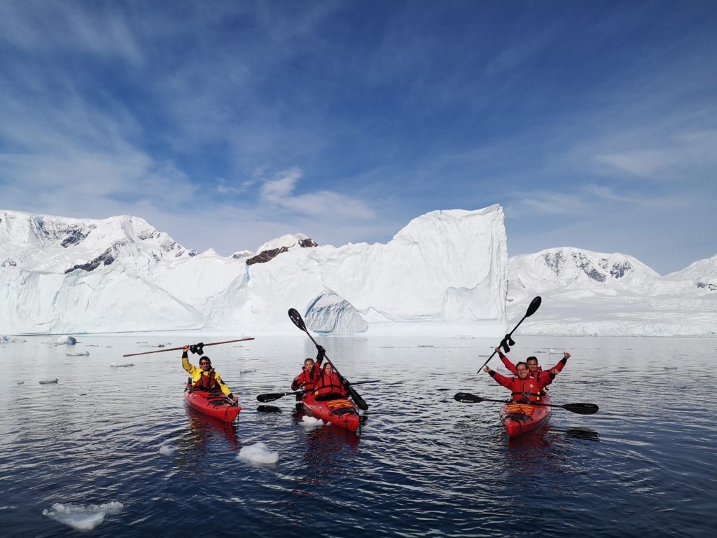 Le bonheur du kayakiste est en Antarctique